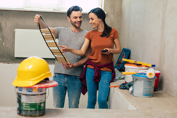 Pareja trabajando en un proyecto de construcción.