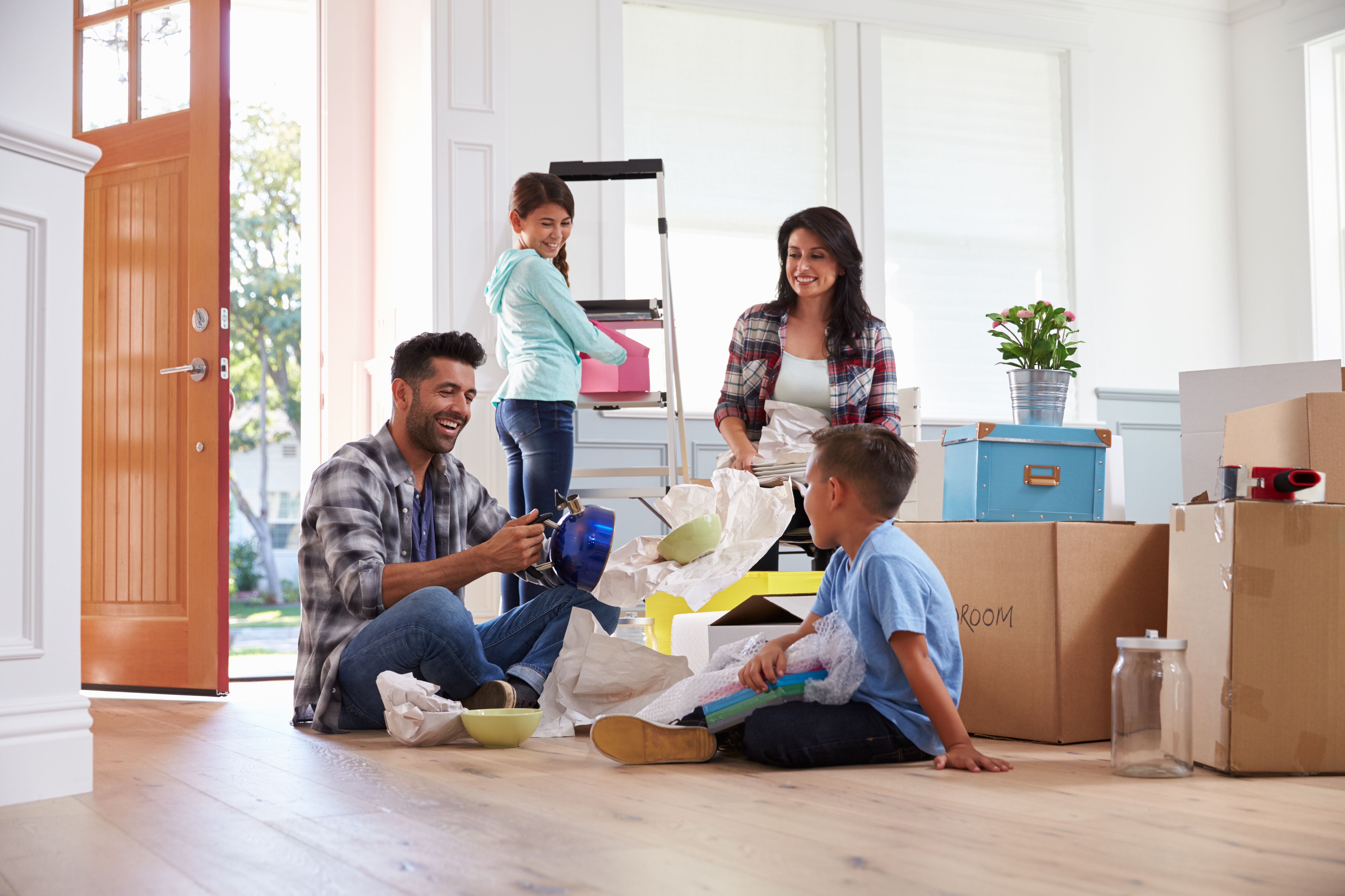 Familia desembalando en su nueva casa